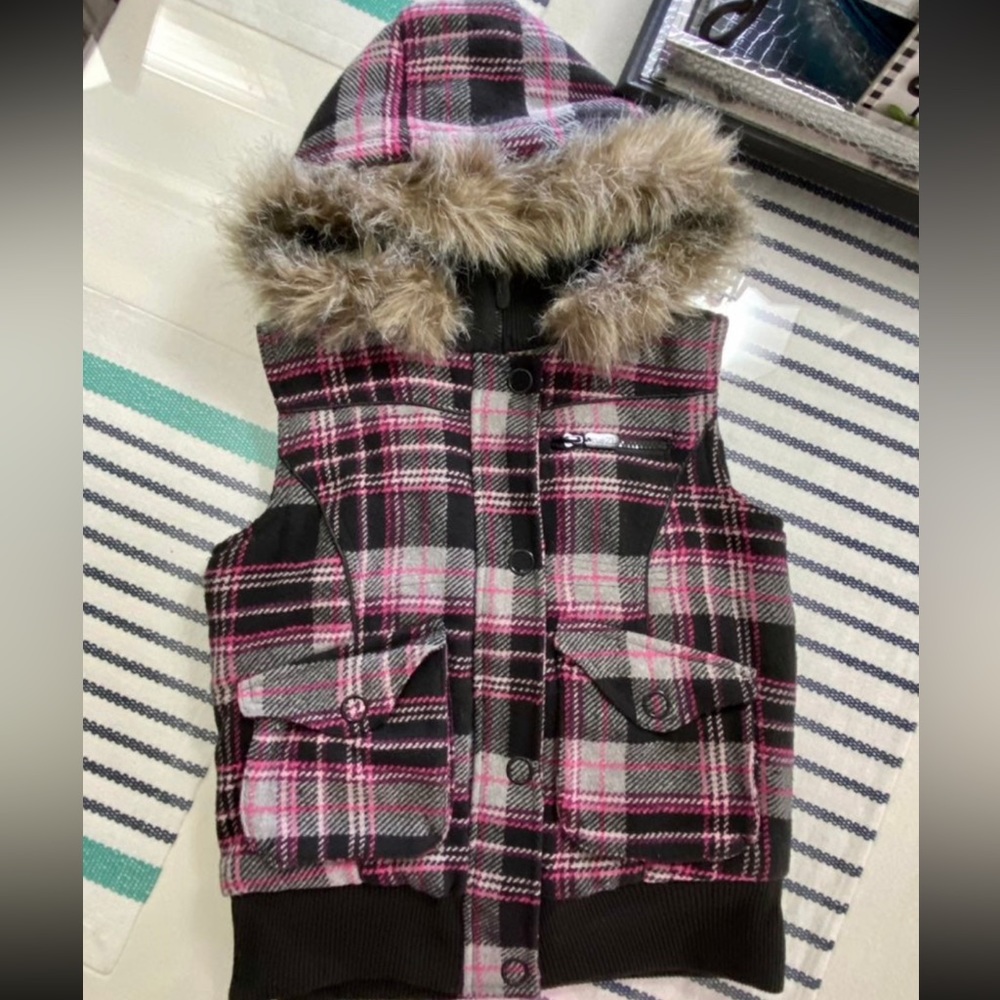 RUE 21 VEST SIZE MEDIUM